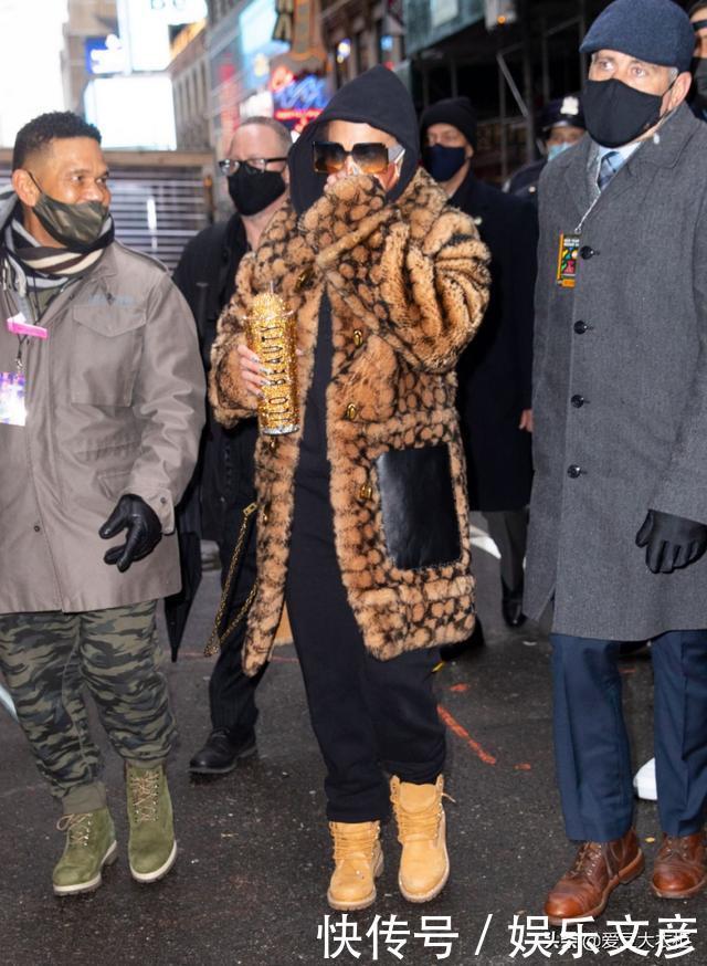 女星街拍|布兰卡毛衣当裙子的粉色浪漫,扎娅大衣配皮裤的率性