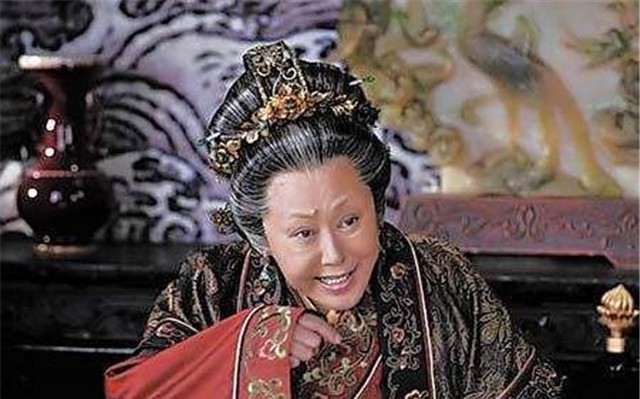 乞丐|杨家几代虎将为国捐躯,佘太君没被打垮,守灵看到一乞丐当场晕倒