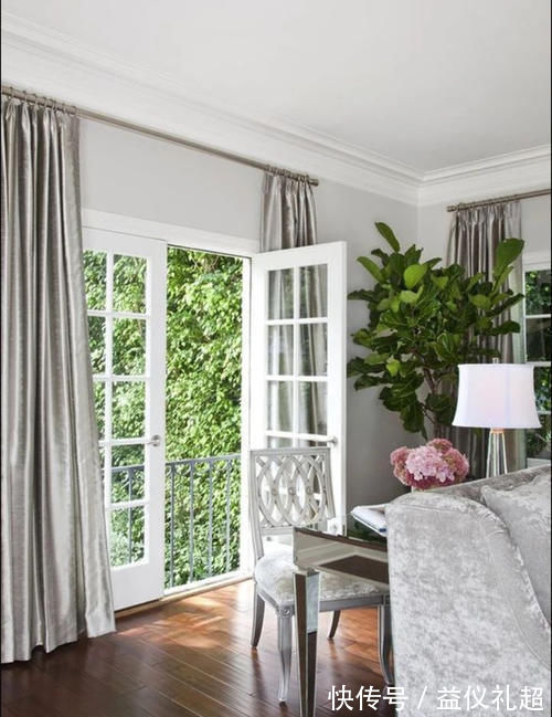 窗户|国外楼房真奇特，没阳台竟把窗户做成落地的，外面装护栏也是个招