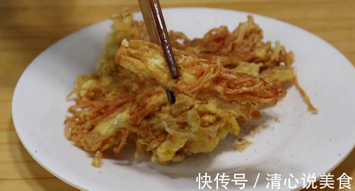 金针菇里淋3个鸡蛋液,居然这么好吃,拿红烧肉都不换,太香了!