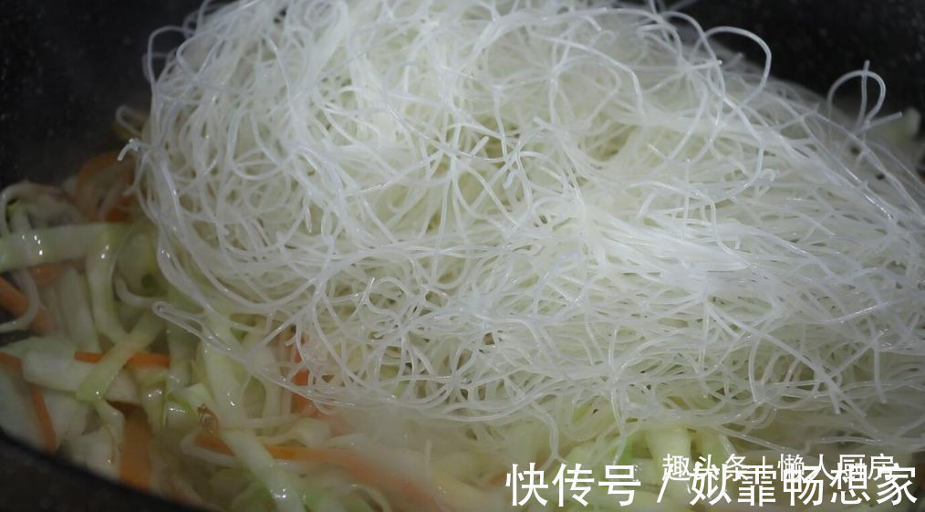 这是海鲜炒米粉的做法，加点它们一起炒，可做菜也可做主食