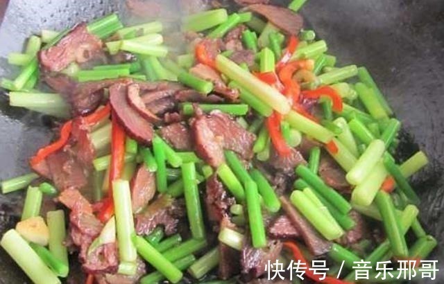 腊肉|吃肉不如多吃这个菜，5元一把，隔几天吃一次，还能给身体杀杀菌