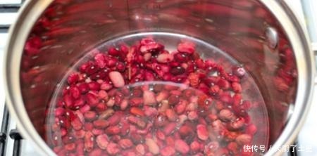 煮红豆,直接下锅煮就错了!教你一招,10分钟煮开花,清甜好吃