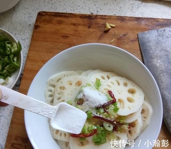 白醋|莲藕一焯水就发黑?牢记几个小技巧,莲藕白净又脆爽,特别好吃