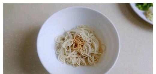 豆瓣酱|面条此吃法百吃不厌,10分钟就能做好,出锅后香味浓郁,做法简