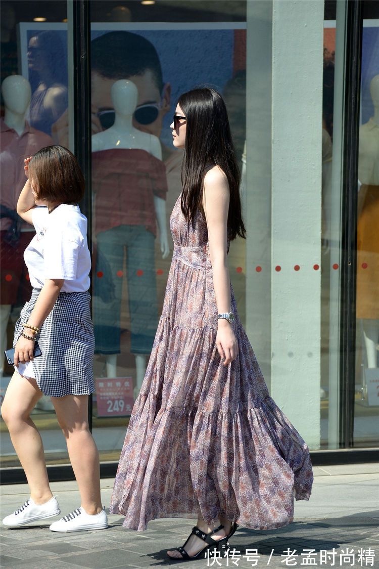 时尚|街拍:小姐姐穿着无袖连衣长裙,裙摆到脚踝,带着一股仙气的感觉
