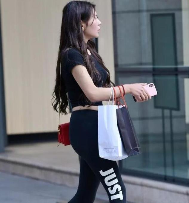 女孩 打底裤“有个性”,时髦的女孩都喜欢穿着它去商场,你想试试吗?