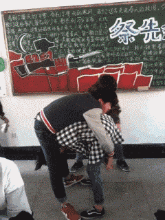 |搞笑GIF趣图:有一个人胸无点墨,却偏偏喜欢附庸风雅