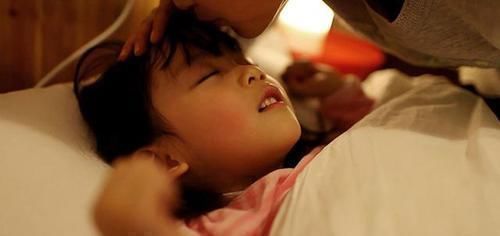 打骂|孩子晚上到点不睡觉,打一顿就好了?“无能”的父母才只会打骂!