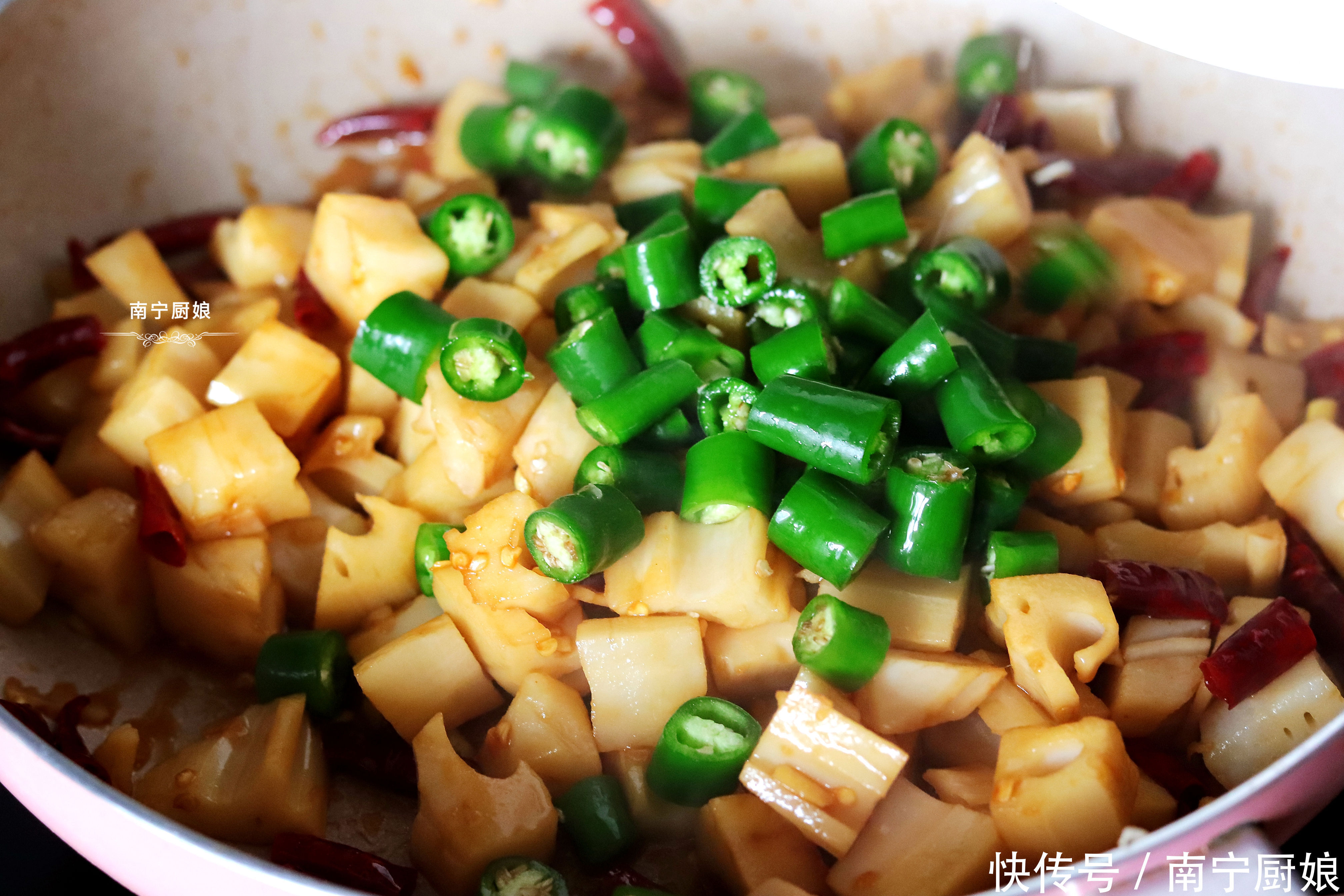 拿来|莲藕别只会炖排骨汤了,拿来做成这样的开胃菜,做上一大盘吃上瘾