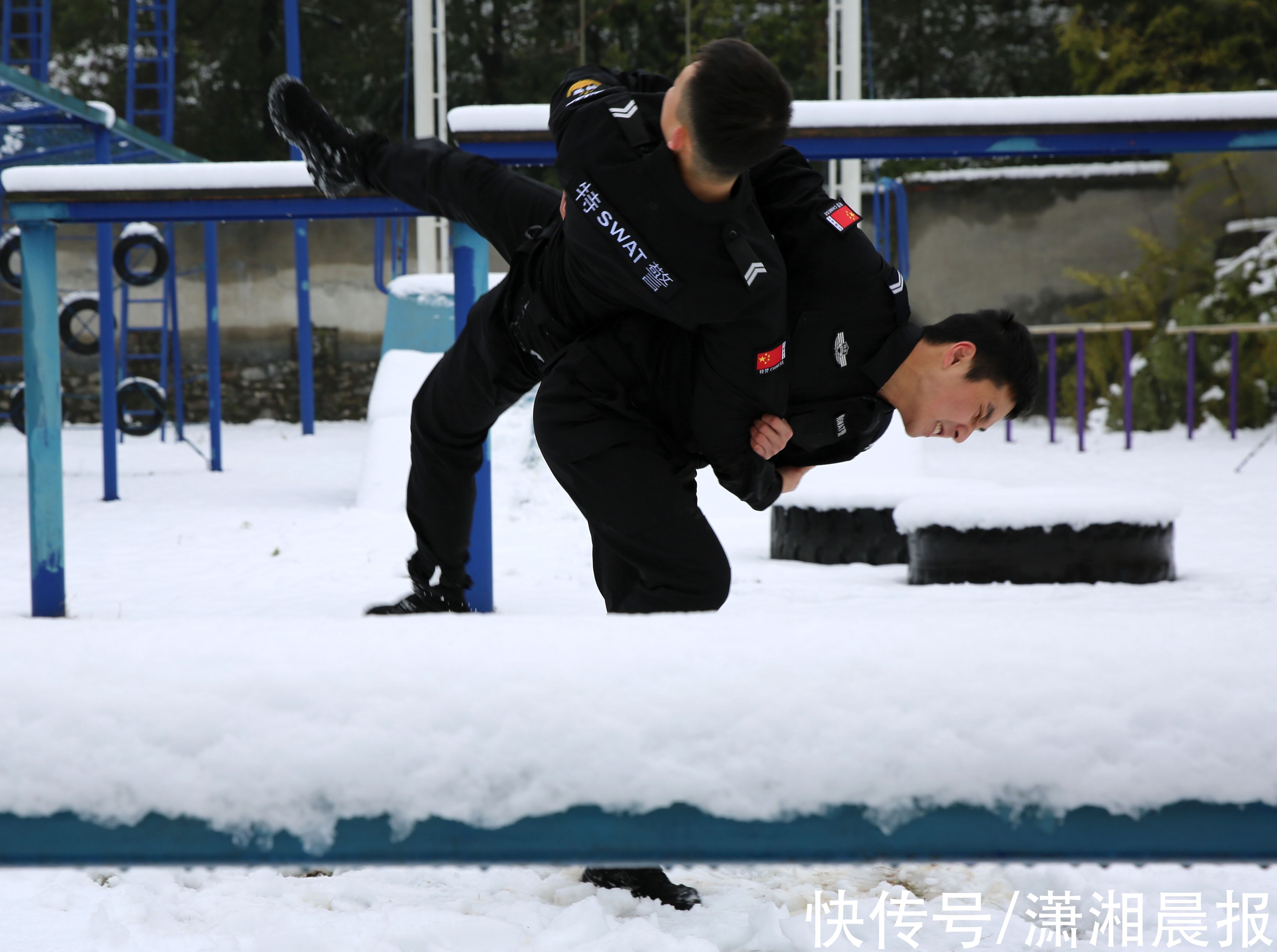 训练|与冰雪搏击，荷尔蒙爆棚！怀铁公安特警开展抗击冰雪实战训练