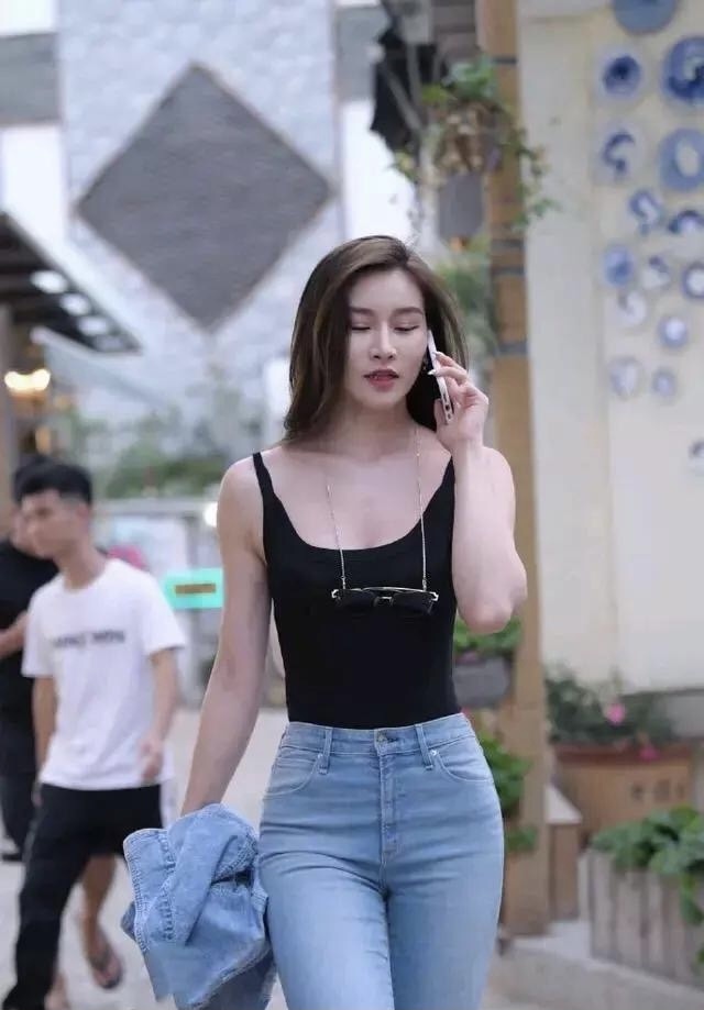 美人出南国,灼灼芙蓉姿,黑色吊带背心配牛仔裤的简约性感穿搭
