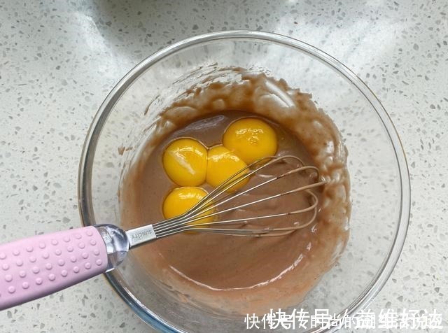开裂|自制香浓的可可蛋糕卷,做法简单又方便,怎么卷都不开裂