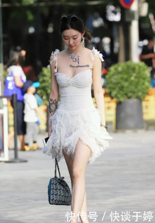 完美|经典白沙裙配墨镜“挂头”完美公主风让人自信又美丽