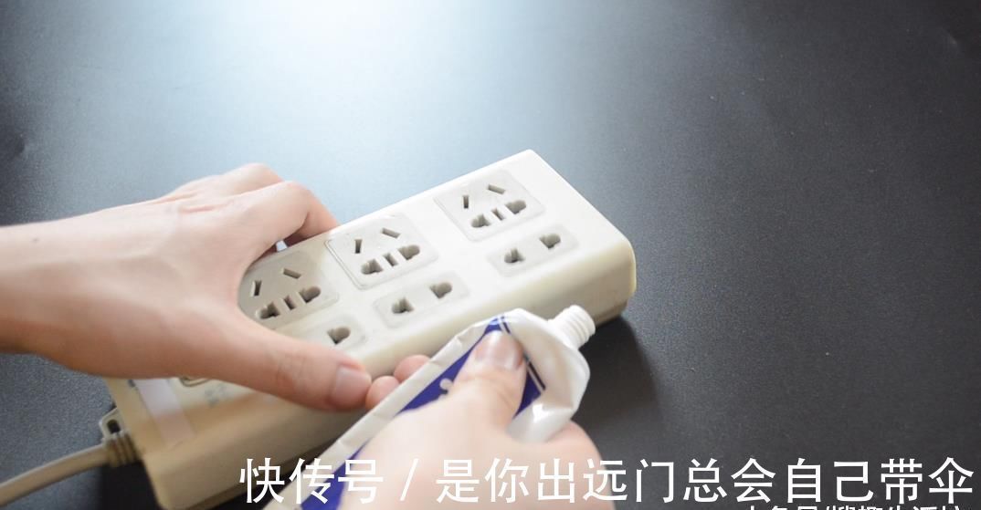 家里插排用久了很脏难清洗 只需用它擦一擦, 立马焕然一新