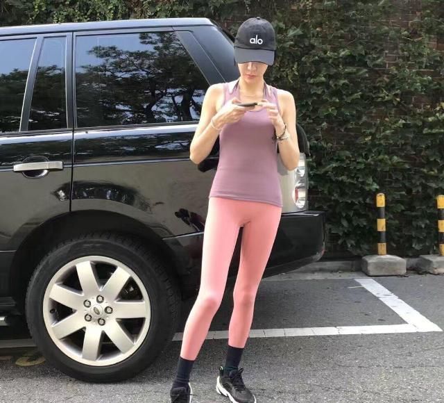 时尚|穿上挺括有型而有弹性的打底裤,让穿搭显得不再单调