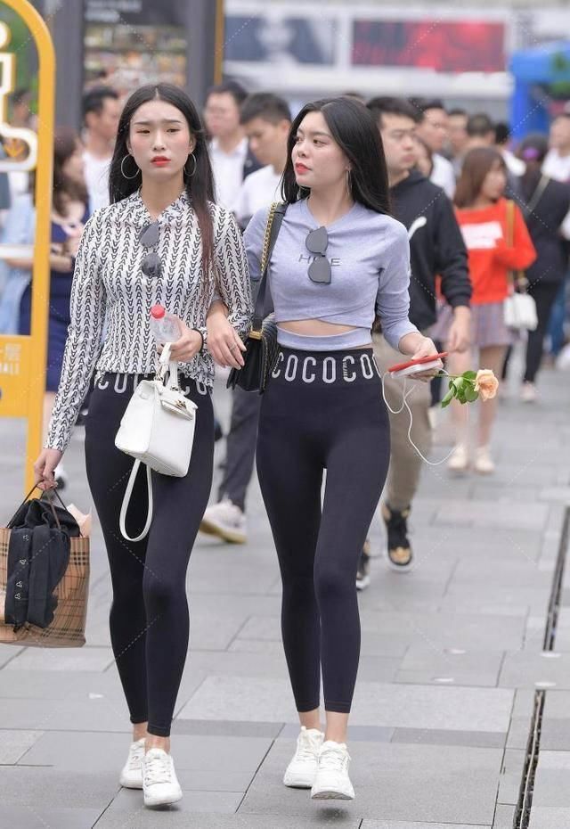 两位小姐姐穿搭紧身运动裤的不同风格,束腰上衣显腿长更有“气质”