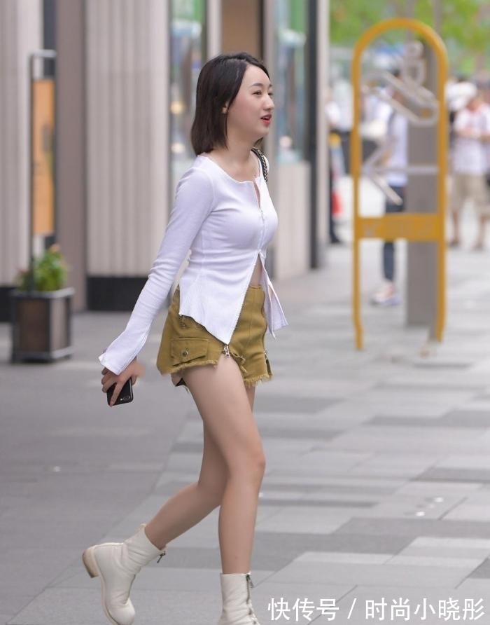 小姐姐 嫂子穿衣太省了,上衣拉链装裤子上,这下可能“凉快”了