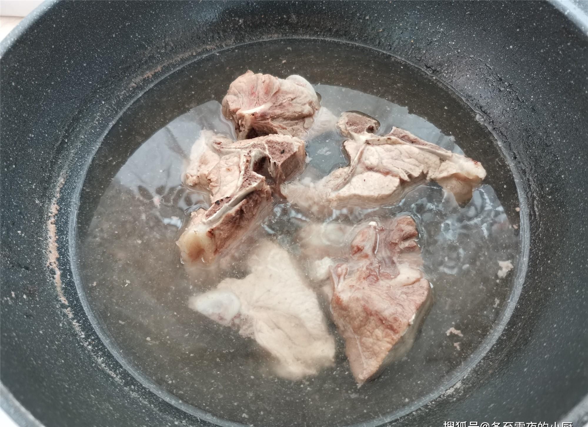  冬季，东北人又到了吃酸菜的季节，把酸菜这样做，酸爽开胃又下饭