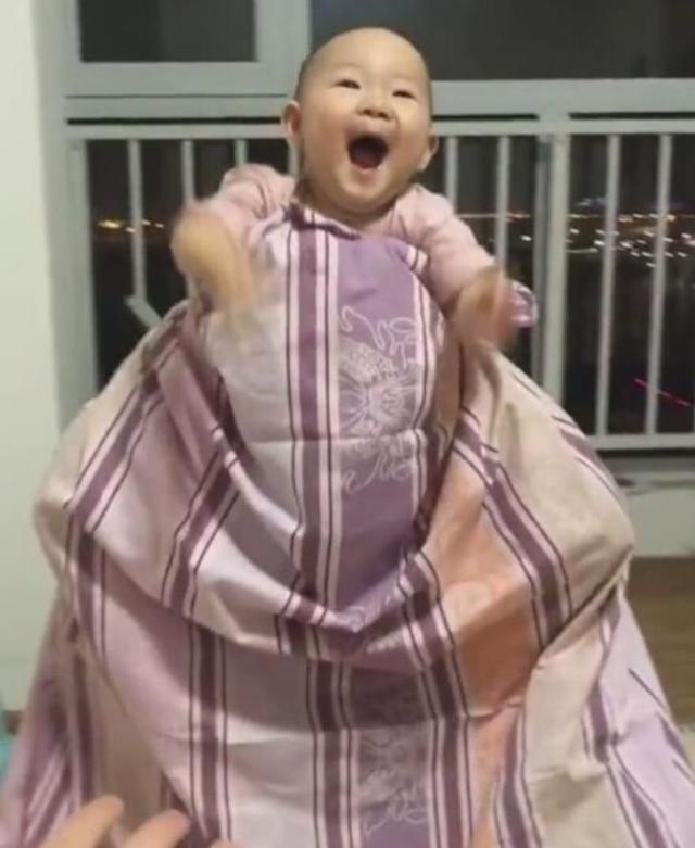 高配版|宝宝模仿“不倒翁小姐姐”,表情到位,网友:一看就是高配版