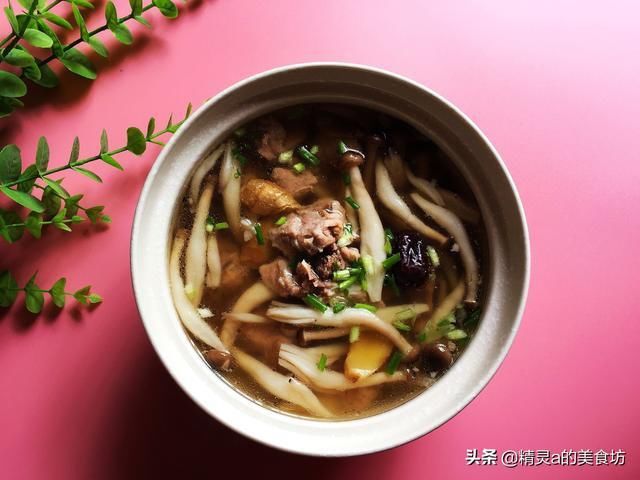 条腿|排骨的最佳CP是“它”，不红烧不卤煮，这样做鲜美可口，吃不腻