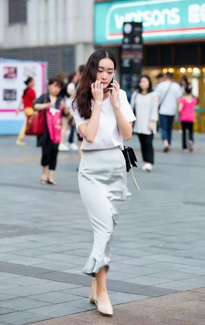 街拍时尚:小姐姐穿搭高跟鞋,简约中带着高雅的气质