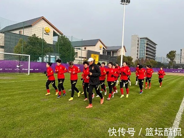 女足|女足官宣坏消息!水庆霞安排惹争议,女足球迷痛哭落泪