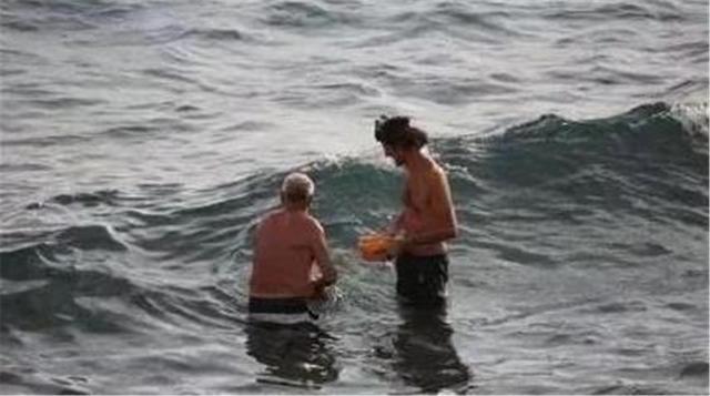 阳台上|“地表最强宝妈”,下海游个泳“顺便”生了娃,网友:实名制羡慕