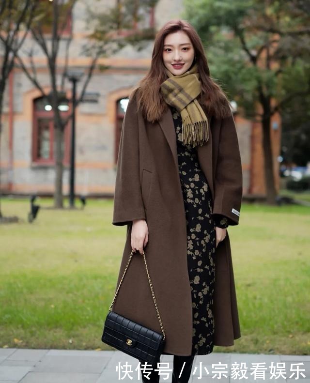 想要保暖又时髦,脖颈配饰少不了,冬季穿搭加分就靠它