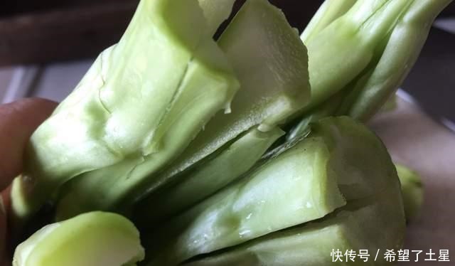 口感滑嫩的蒜蓉芥兰，搭配老干妈清甜脆爽，下饭首选