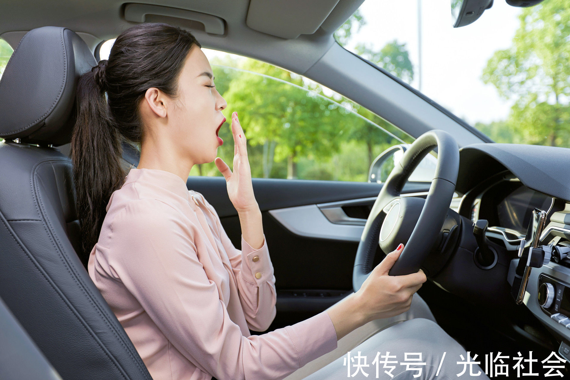 反击|大妈公交逼孕妇让座无果,诅咒“孩子早晚得掉”,孕妇反击太漂亮