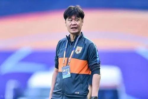 越南足協(xié)|凌晨1點(diǎn)，國(guó)足跟隊(duì)記者再現(xiàn)爭(zhēng)議報(bào)道：李霄鵬很意外，球迷罵聲一片