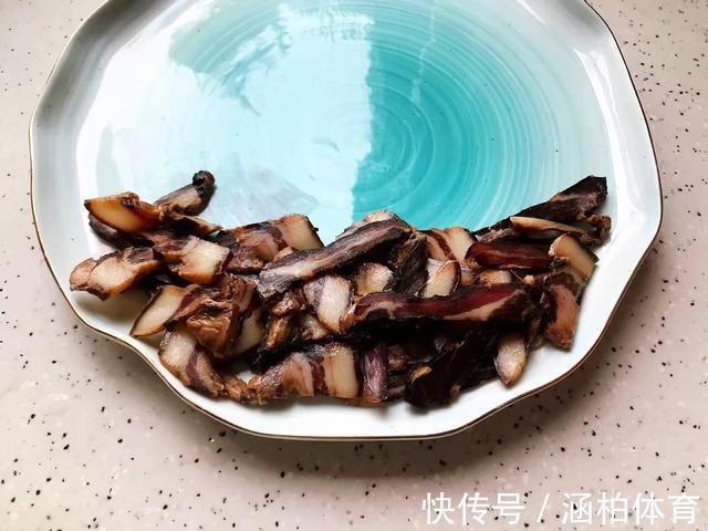 解馋|家常腊味三拼,加入一个鸡蛋蒸一蒸就上桌,简单又解馋