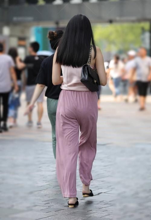 吊带|小姐姐一身粉色“真丝”吊带，这么不仅穿性感而且很凉爽吧
