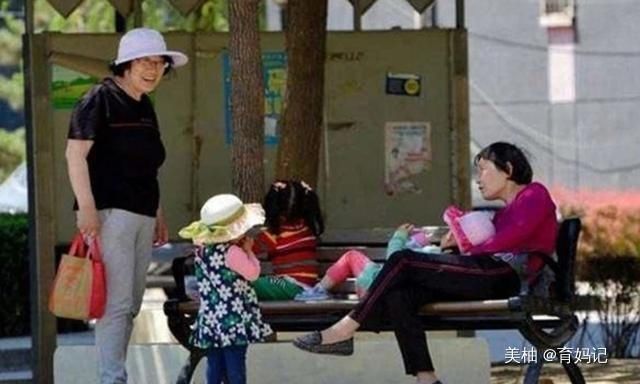 小区|小区遛娃,46岁妈妈遇到46岁奶奶,年龄相同差距却不止一点点