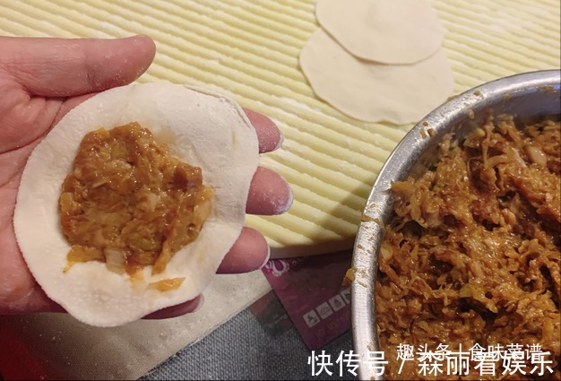 酸菜饺子好吃有诀窍,教你调馅的正确方法和用料,饺子不好吃才怪