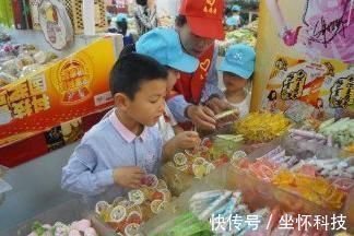 回应|孩子在超市拽了颗樱桃吃，员工大骂“没教养”，妈妈回应让人点赞