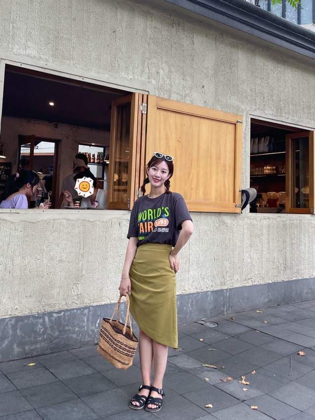 牛仔裤|想要搭配出氛围感其实很简单,条纹衫配牛仔裤简约利落,高级时髦