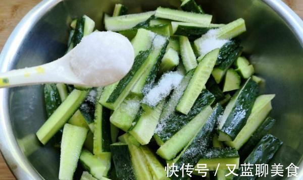 腌黄瓜时,洗净直接撒盐就“废了”,多加这一步,黄瓜酸脆好保存