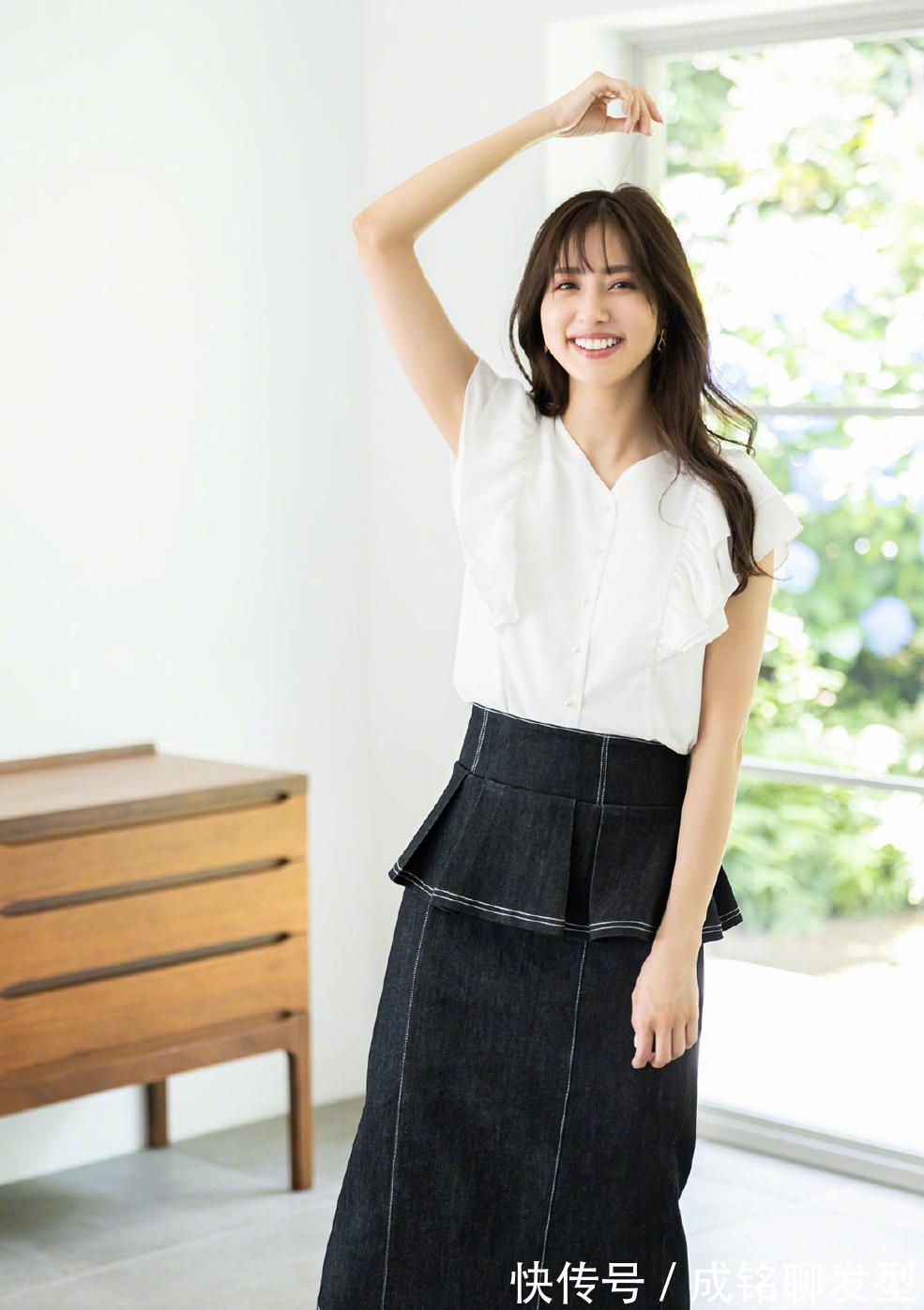 夏日|女人不管多大年纪,穿“半身裙”多配这几类上衣,温柔端庄有气质