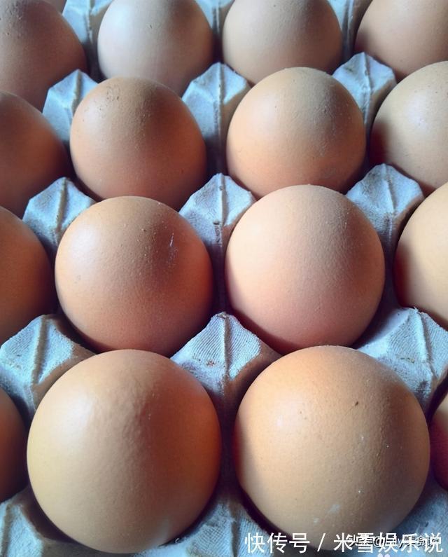 超市买鸡蛋时，白壳和红壳鸡蛋哪个好？农场员工说漏嘴：别瞎买了