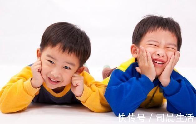 父母|双胞胎兄弟,一个留在国内养,一个带到国外养,18年重聚差距明显