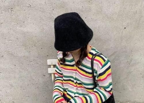 从衣服上找穿搭技巧不如从配饰上找，选对帽子穿搭立刻上升一个度