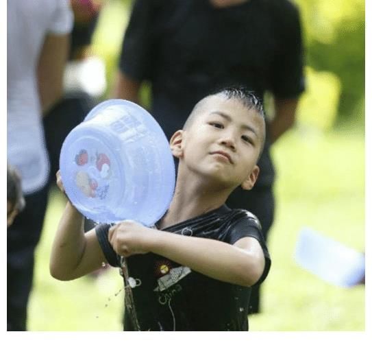 劉嘉玲|康康在《爸爸去哪兒》一出場就是“霸總”，其實(shí)他兒時(shí)也很可愛