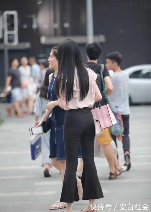 时髦 细数休闲裤装,喇叭裤让人心动,时髦个性又显身材