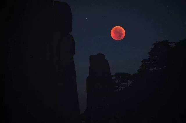 格林威治天文台 超级血月今晚登场，将与地球近距离“亲吻”，有机会看到月球表面