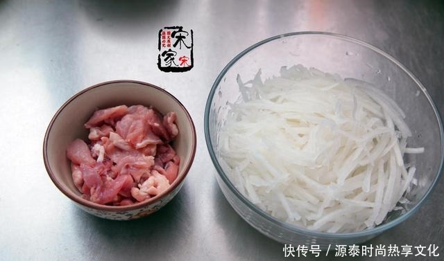 晚餐做了2道菜,表哥又来蹭饭,老公说少说话,多吃菜!