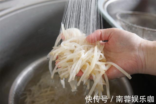 芥菜丝|冬天做咸菜，不用腌不用晒，一炒一蒸能“速成”，咸香嘎嘣脆