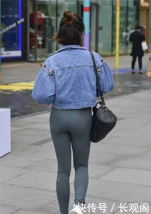 街拍|街拍成熟丰满的紧身打底裤美女，展现出凹凸有致的身体曲线