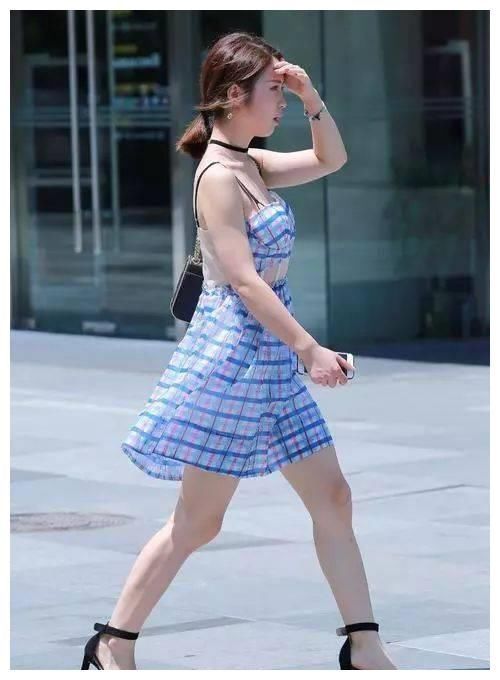 小姐姐|美女脚上搭配着一双尖头高跟鞋，能够让她看起来更加的显高显气质